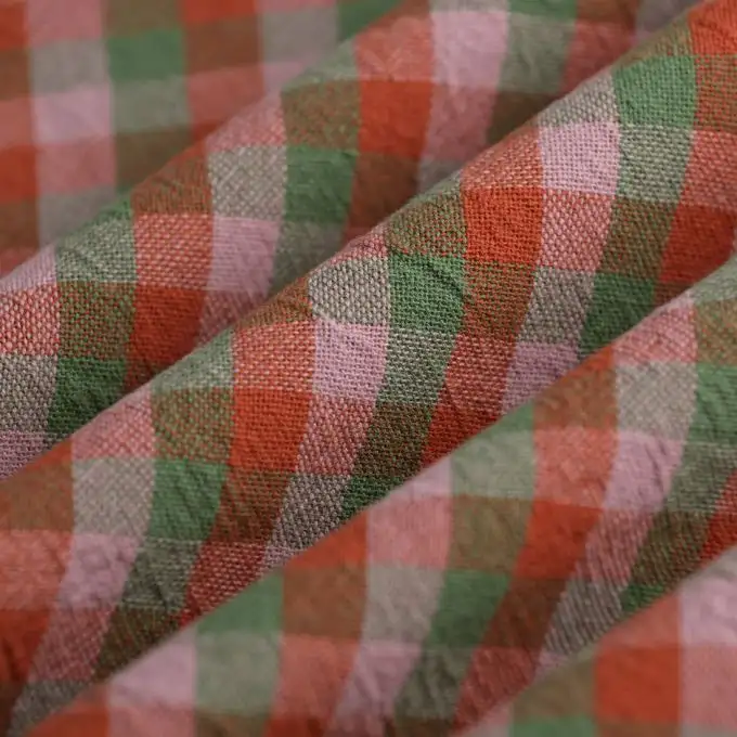 Tessuto tinto a trama crinkle vichy rosa rosso verde