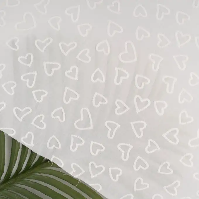 Tessuto voile cotone ricamato cuore bianco