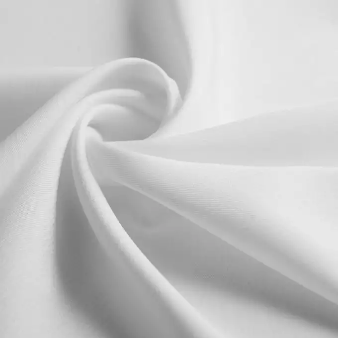 Tessuto satinato in poliestere bianco stropicciato