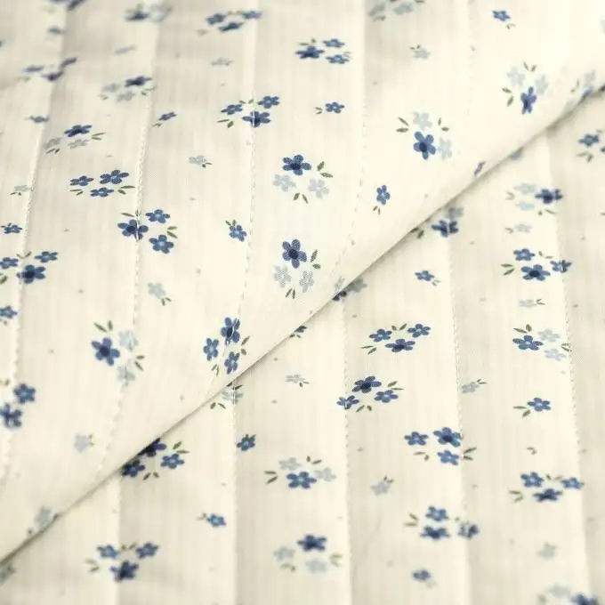 Tessuto trapuntato bouquet blu ecrù