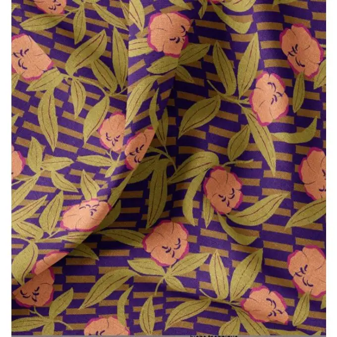 Tessuto mezza nappa rosa su sfondo a scacchi blu