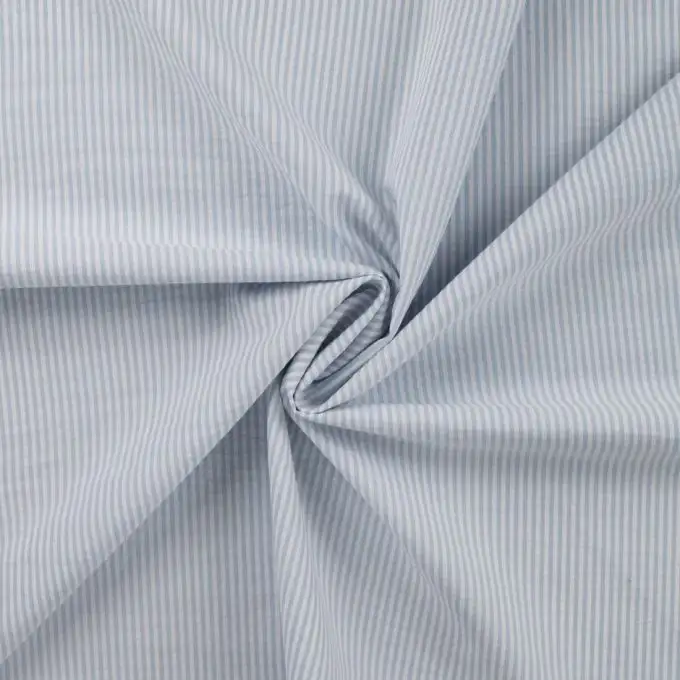 Tessuto seersucker stampato a righe blu e bianco