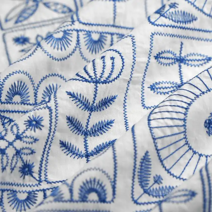 Tessuto voile cotone ricamato floreale cornice blu bianco