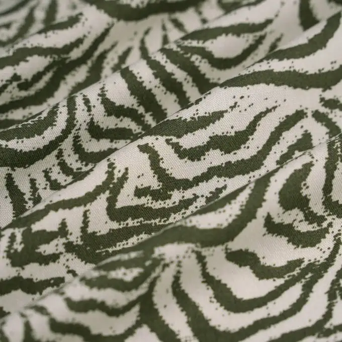 Tessuto popeline viscosa linea curva kaki ecru