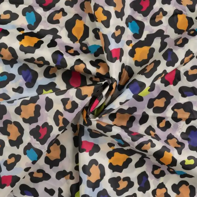 Tessuto tecnico impermeabile stampato leopardo multicolore