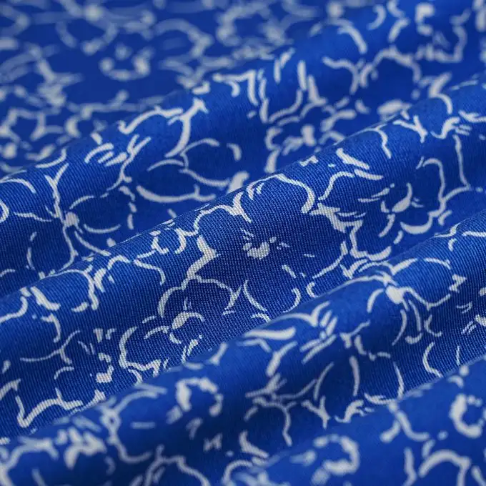 Tessuto twill viscosa ecovero floreale bianco blu