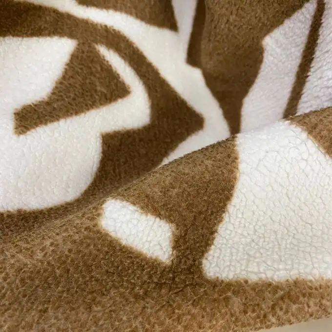 Tessuto sherpa motivo geometrico beige e ecru