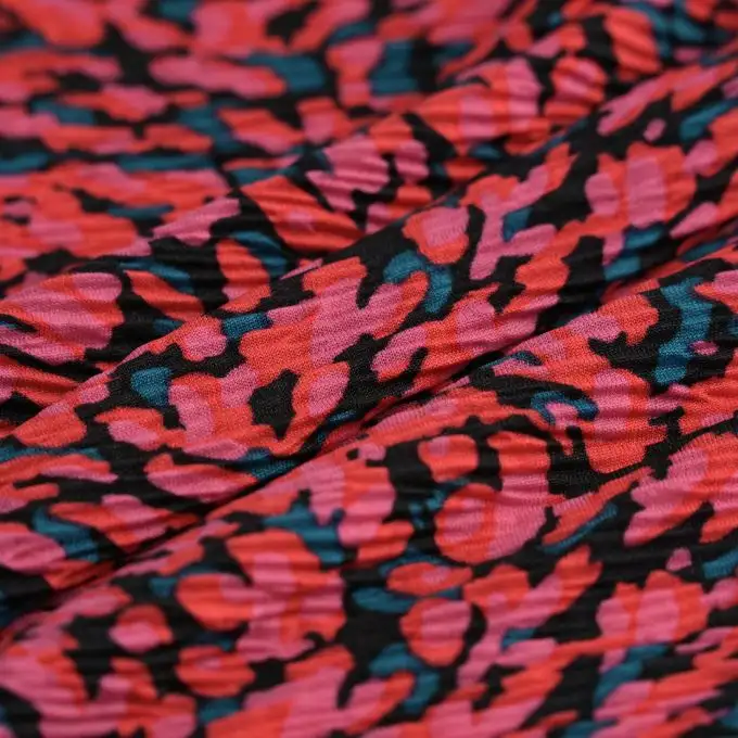 Tessuto jersey poliestere plissé macchia psichedelica rosa