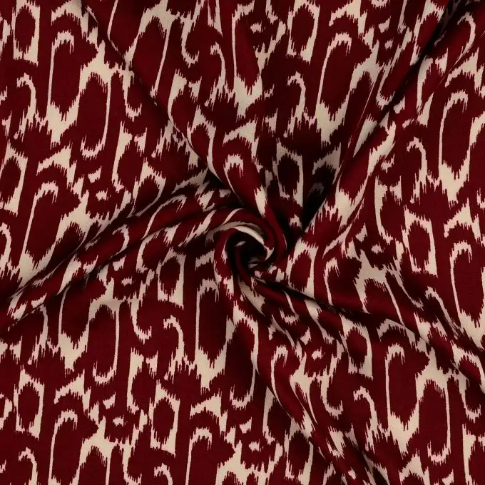 Tessuto satin di viscosa stampato ikat bordeaux