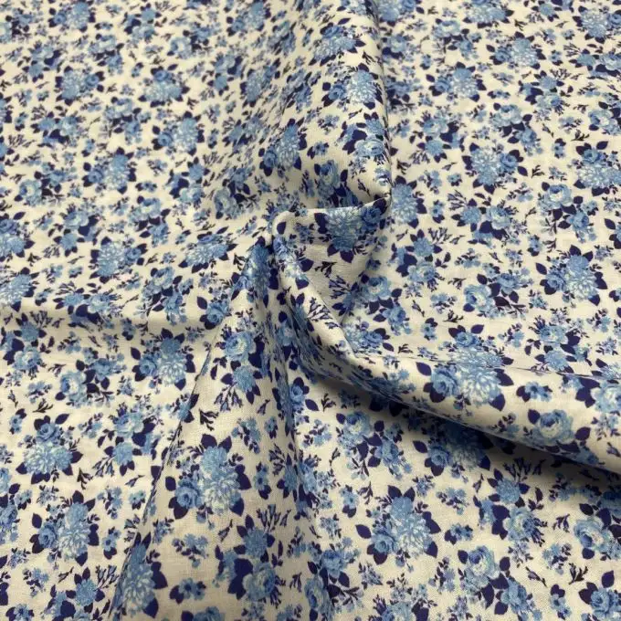 Tessuto voile di cotone morbido bianco bouquet floreale inglese blu cielo