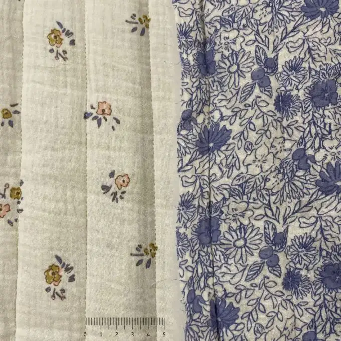 Tessuto trapuntato doppio garza morbido fiore fronte fiore disegnato retro blu