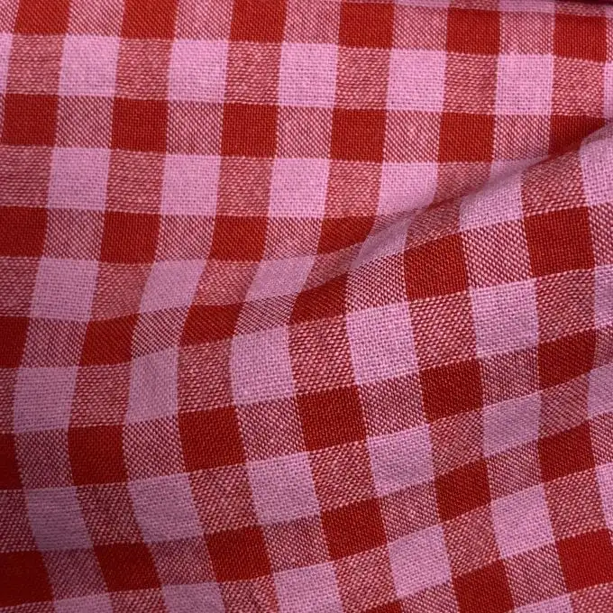 Tessuto seersucker vichy rosso e rosa