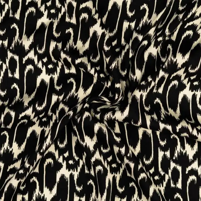 Tessuto satin viscosa stampato ikat nero
