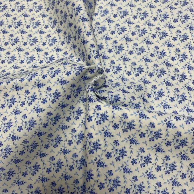 Tessuto voile di cotone morbido ecru fiori blu senza tempo