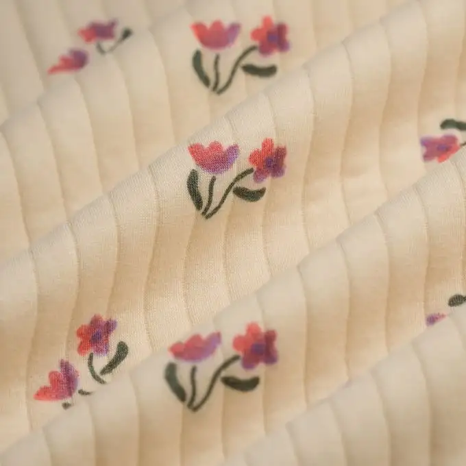 Tessuto jersey poliestere viscosa trapuntato fiore rosa ecru