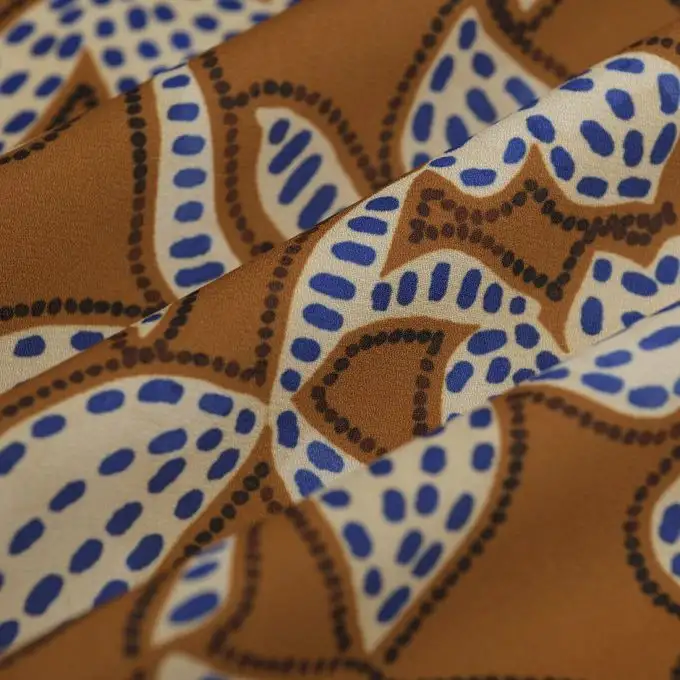 Tessuto crepe poliestere vegetale punto blu ecrù ocra