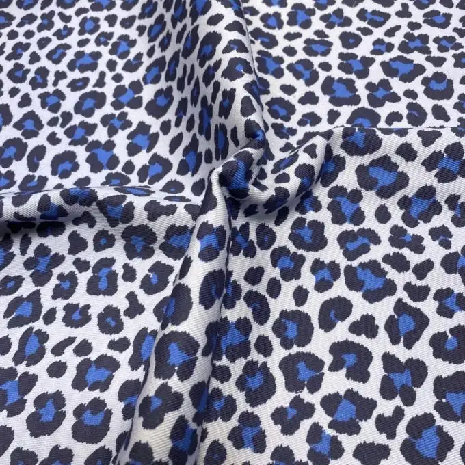 Tessuto twill cotone blu cielo grande leopardo marino