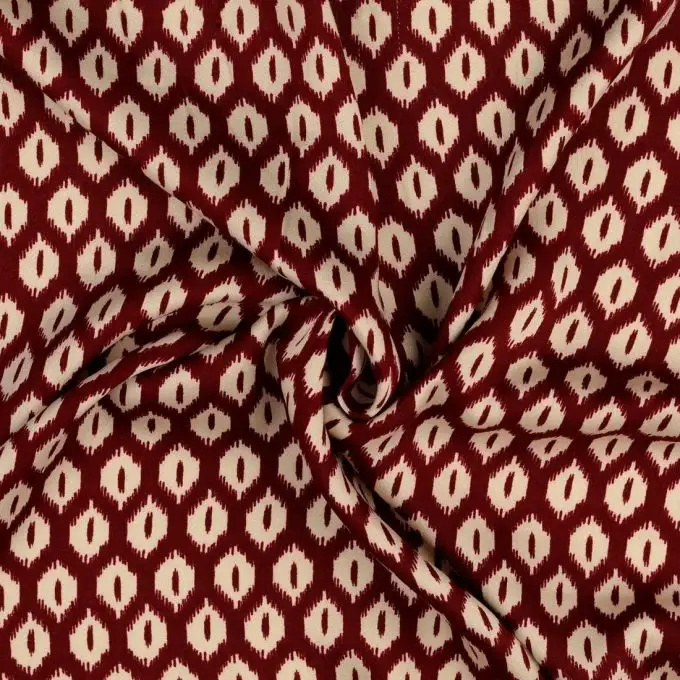 Tessuto satin di viscosa stampato ikat geometrico bordeaux