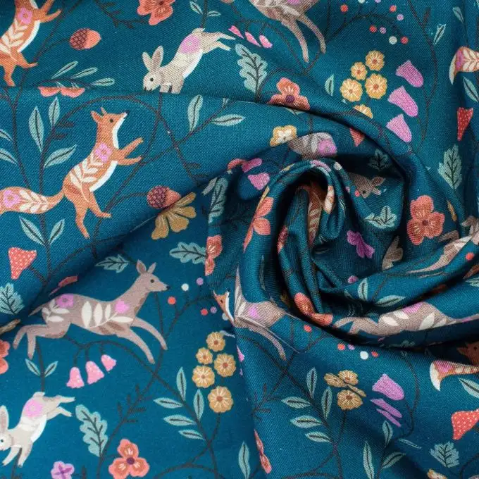 Tessuto popeline cotone blu scuro stampato animali floreali wild folk - dashwood