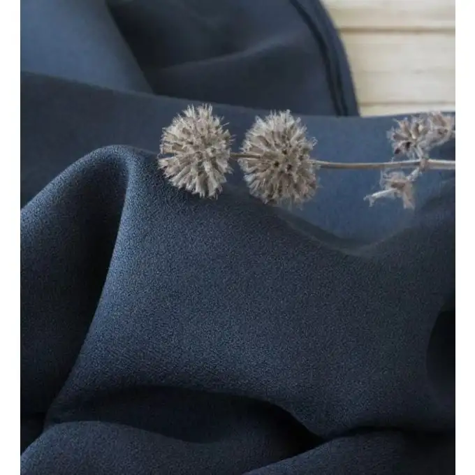 Tessuto crepe in viscosa blu inchiostro Eglantine e Zoé