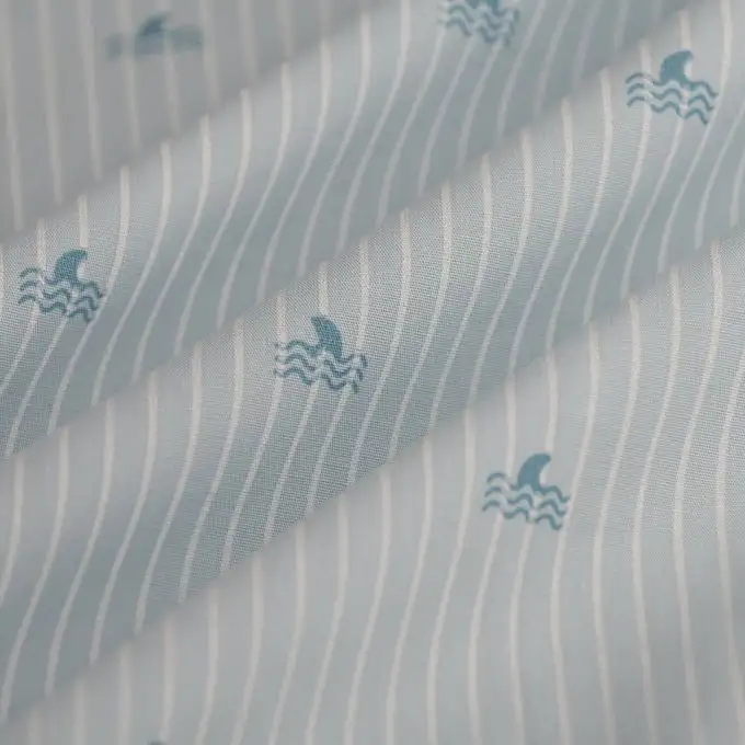 Tessuto popeline cotone righe bianche alette blu