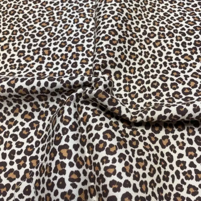 Tessuto twill cotone ecru piccolo leopardo marrone