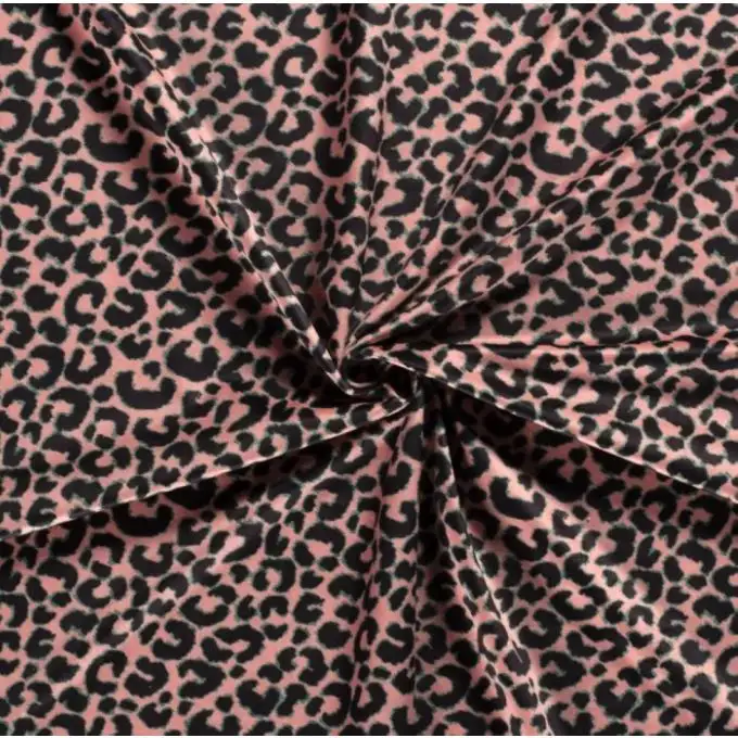 Tessuto in velluto stampato leopardato verde su fondo rosa