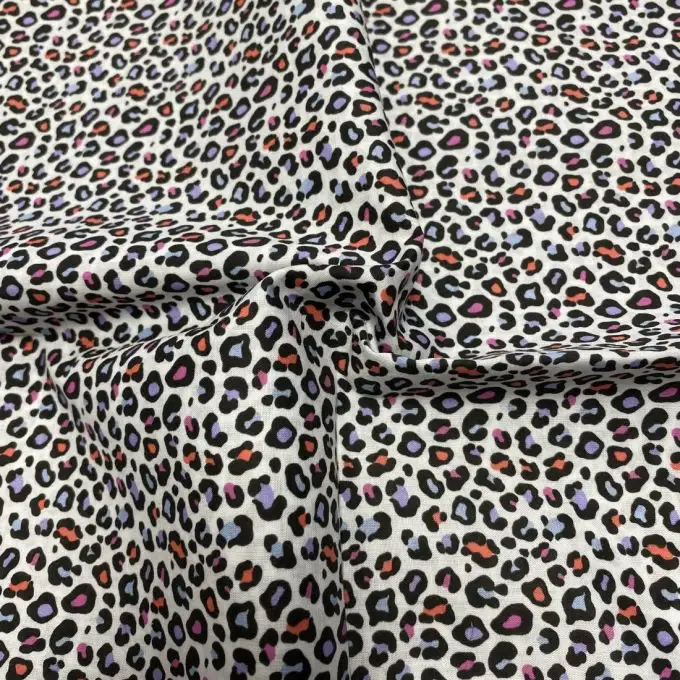 Tessuto voile di cotone morbido bianco piccolo leopardo multicolore lilla