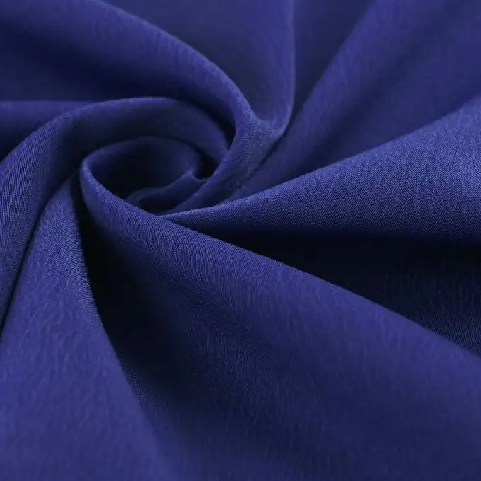 Tessuto satin poliestere stropicciato blu