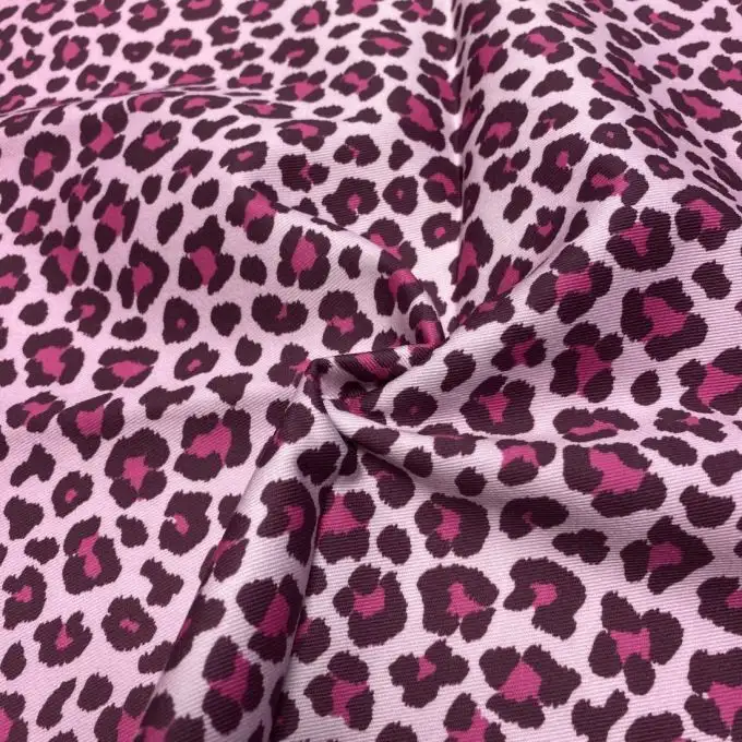 Tessuto twill cotone rosa grande leopardo fucsia