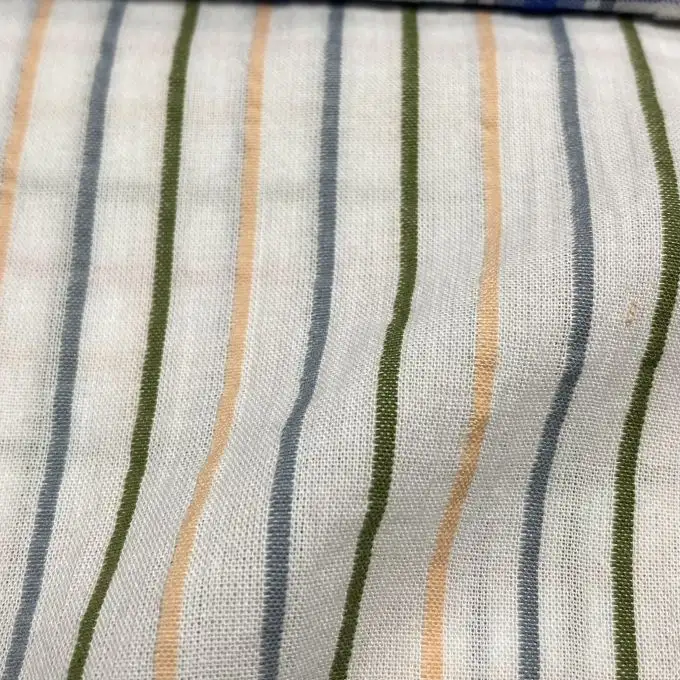 Tessuto cotone goffrato righe tricolori sottili verde albicocca blu