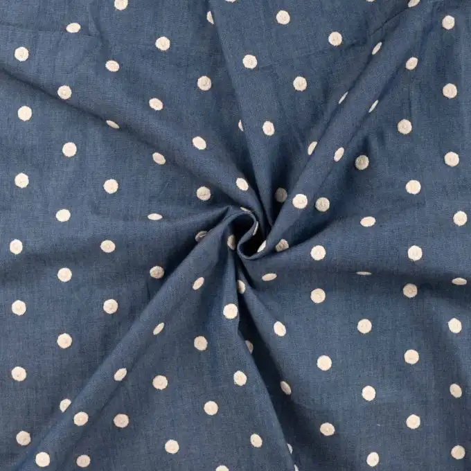 Tessuto chambray ricamato pois blu