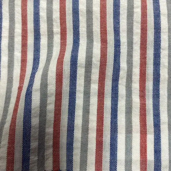 Tessuto cotone goffrato leggero righe sottili rosso grigio blu