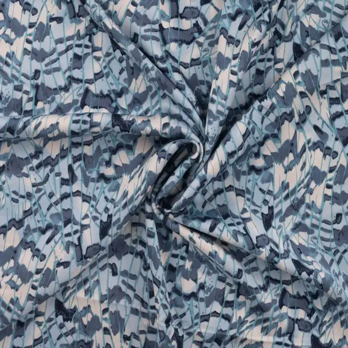 Tessuto satin viscosa stampato piuma camouflage blu
