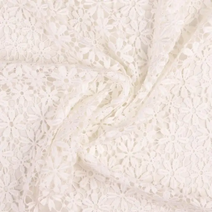 Tessuto pizzo uncinetto margherite bianche