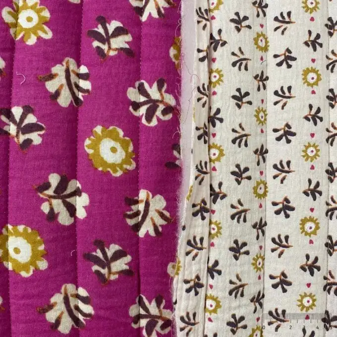 Tessuto trapuntato doppio garza floreale stile block print rosa e ecru