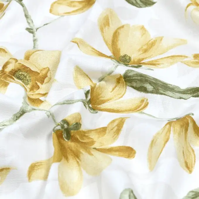 Tessuto bachette slub rivestito stampato grande fiore acquerellato giallo