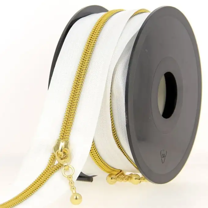 Chiusura lampo bianca e dorata al metro con cursore