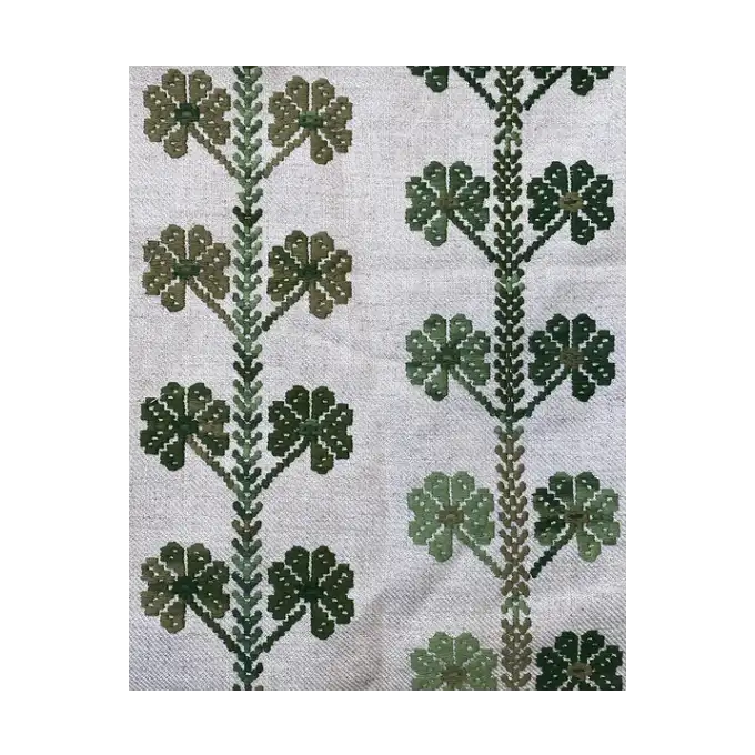 Tessuto floreale ricamato, trifogli verdi, tende, sedili e decorazioni