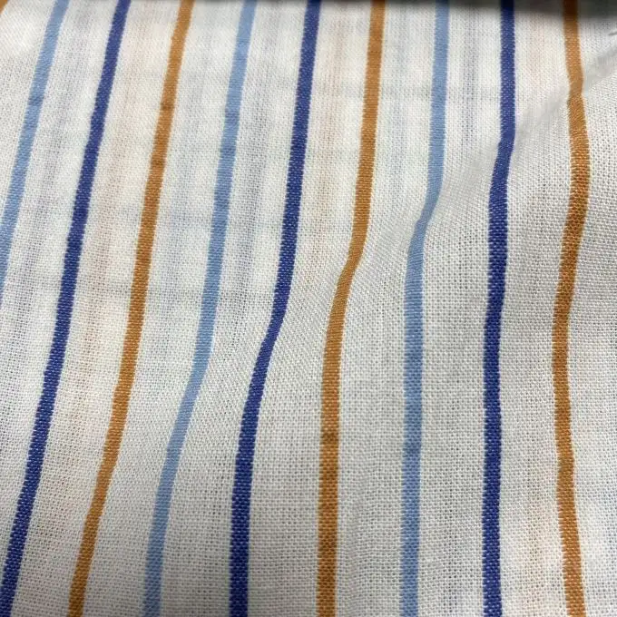 Tessuto cotone goffrato righe tricolori sottili marrone e blu