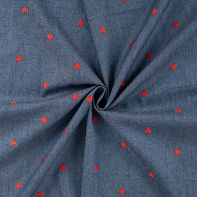 Tessuto chambray ricamato cuore rosso blu