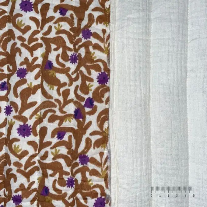 Tessuto trapuntato doppio garza arabesco fiorito retro unito ecru