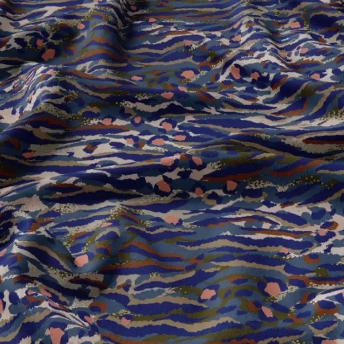 Tessuto viscosa stampato fiore camouflage blu